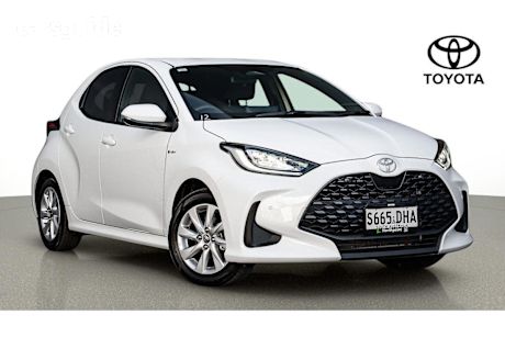 White 2024 Toyota Yaris Hatch SX HYBRID F