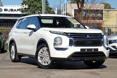 White 2023 Mitsubishi Outlander Wagon ES F