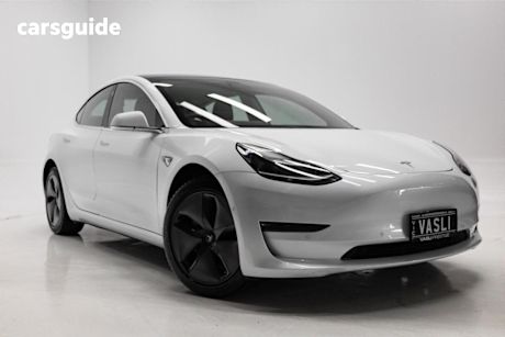 White 2019 Tesla Model 3 Sedan Standard Range RWD