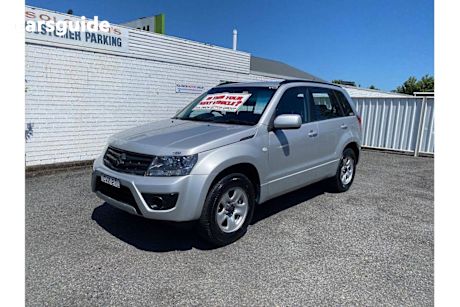 Silver 2013 Suzuki Grand Vitara Wagon Urban Navigator