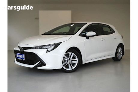 White 2022 Toyota Corolla Hatch ASCENT SPORT F