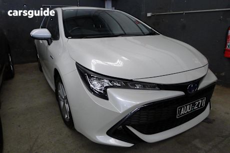 White 2019 Toyota Corolla Hatchback SX (hybrid)