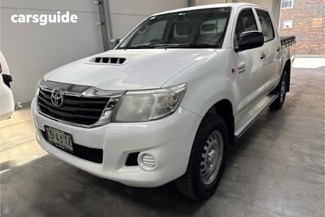 White 2015 Toyota Hilux Dual Cab Pick-up SR (4X4)