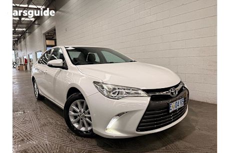 White 2015 Toyota Camry Sedan ALTISE F
