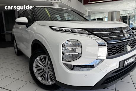 White 2024 Mitsubishi Outlander Wagon ES 7 Seat (2WD)