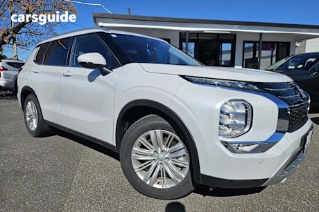 White 2024 Mitsubishi Outlander Wagon LS 7 Seat (2WD)