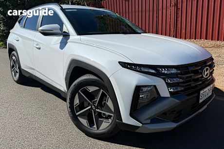 White 2025 Hyundai Tucson Wagon Hybrid (Fwd)