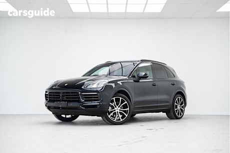 Blue 2023 Porsche Cayenne Wagon Platinum Edition