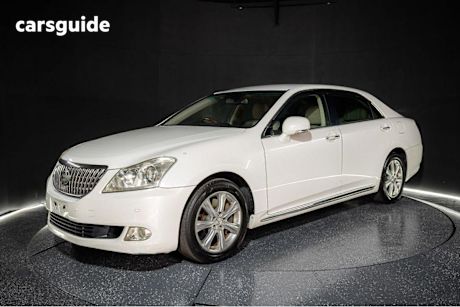 White 2009 Toyota Crown Sedan