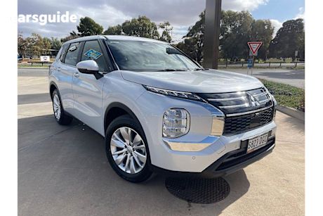 White 2025 Mitsubishi Outlander SUV ES F