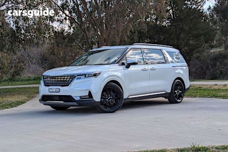 White 2022 Kia Carnival Wagon Platinum