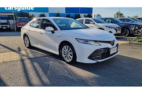 White 2018 Toyota Camry Sedan ASCENT F