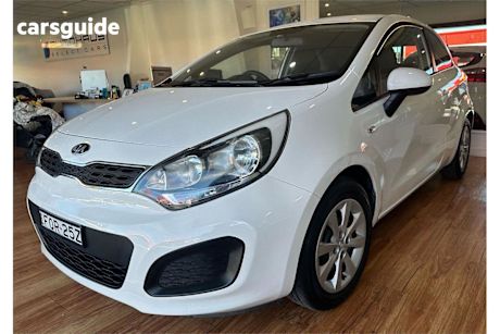 White 2013 Kia RIO Hatchback S
