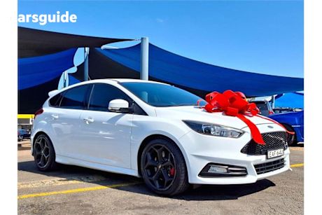 White 2017 Ford Focus Hatchback St2
