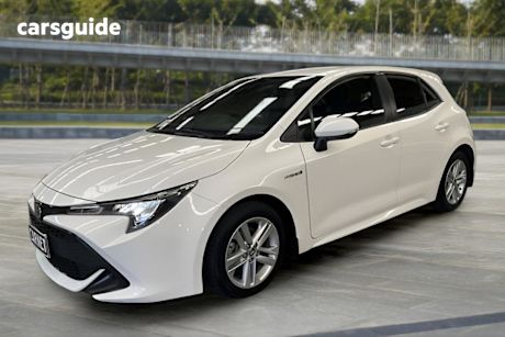 White 2022 Toyota Corolla Hatchback Ascent Sport + Navi Hybrid