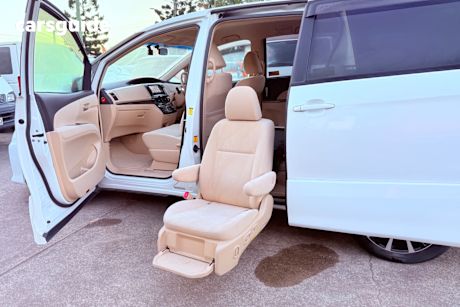 White 2013 Toyota Estima Wagon Aeras