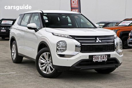 White 2025 Mitsubishi Outlander SUV ES F