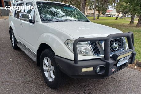 White 2010 Nissan Pathfinder Wagon St-L (4X4)
