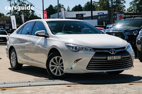 White 2015 Toyota Camry Sedan ALTISE F