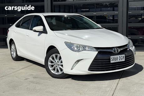 White 2015 Toyota Camry Sedan ALTISE F