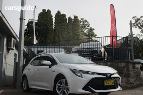 White 2019 Toyota Corolla Hatch ASCENT SPORT HYBRID F