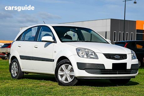White 2005 Kia RIO Hatchback Ex