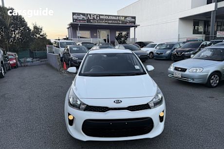 White 2018 Kia RIO Hatch S F