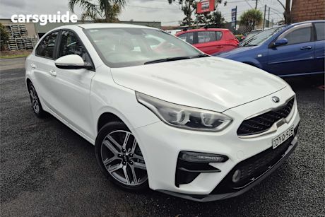 White 2018 Kia Cerato Sedan Sport