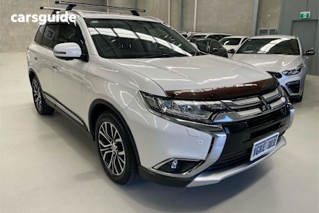 White 2017 Mitsubishi Outlander SUV EXCEED 4X4