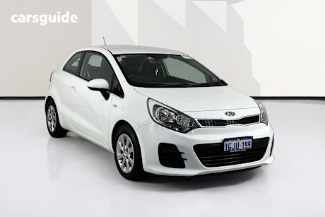 White 2015 Kia RIO Hatchback S