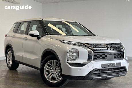 White 2024 Mitsubishi Outlander SUV ES F