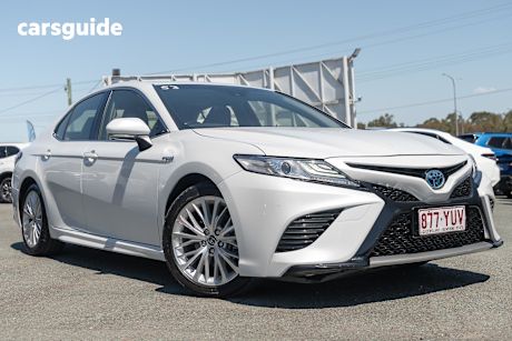 White 2019 Toyota Camry Sedan SL F
