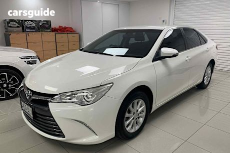 White 2016 Toyota Camry Sedan ALTISE F