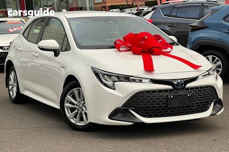 White 2024 Toyota Corolla Hatch ASCENT SPORT HYBRID F