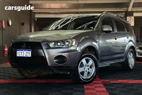 Grey 2011 Mitsubishi Outlander SUV LS F
