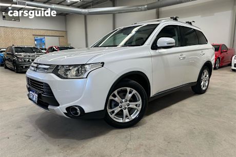 White 2014 Mitsubishi Outlander SUV LS 4X4