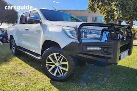 White 2018 Toyota Hilux Double Cab Pick Up Sr5 (4X4)