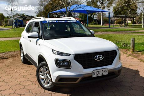 White 2025 Hyundai Venue SUV F