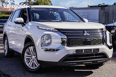 White 2024 Mitsubishi Outlander SUV ES F