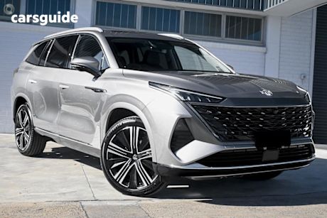 Silver 2025 MG Qs SUV ESSENCE 4X4
