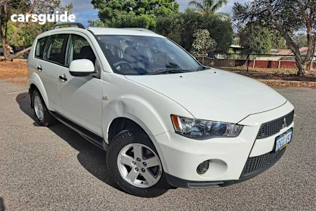 White 2009 Mitsubishi Outlander SUV LS 4X4