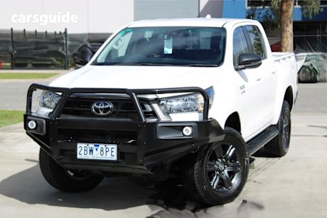 White 2022 Toyota Hilux Double Cab Chassis Sr (4X4)