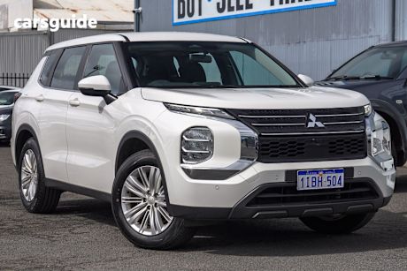 White 2023 Mitsubishi Outlander SUV ES 4X4