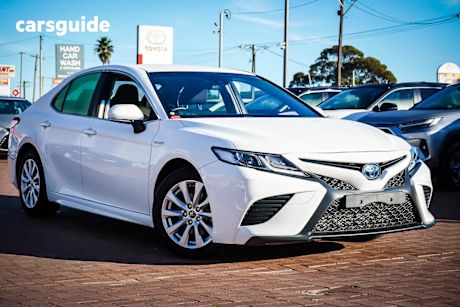 White 2019 Toyota Camry Sedan Sl
