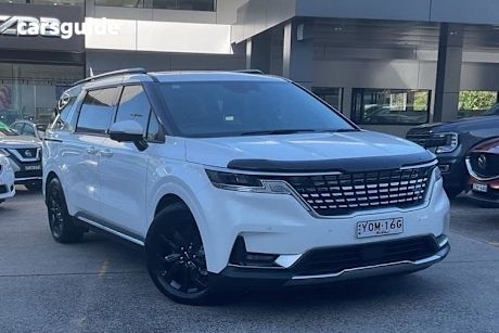 White 2023 Kia Carnival Wagon Special Edition
