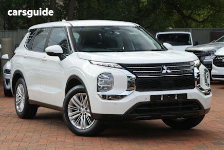 White 2023 Mitsubishi Outlander SUV ES F