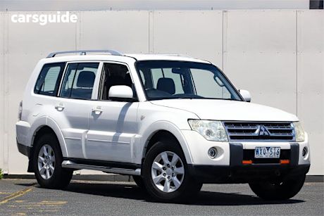 White 2009 Mitsubishi Pajero SUV GLS 4X4
