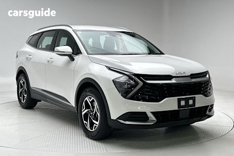 White 2024 Kia Sportage SUV S F