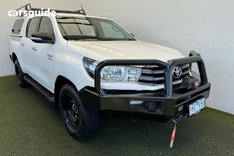 White 2015 Toyota Hilux Dual Cab Chassis Sr (4X4)