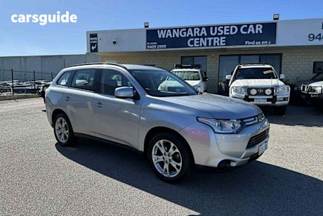Silver 2014 Mitsubishi Outlander Wagon Es (4X2)